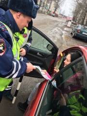Главный государственный инспектор безопасности дорожного движения по Гаврилов-Ямскому району поздравил дам-автолюбителей с наступающим 8 Марта.