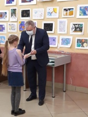 Алексей Комаров наградил победителей районного конкурса рисунков ко Дню космонавтики