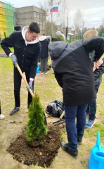 Сегодня школьники, родители и коллектив Средней школы №6 присоединились к Всероссийской акции «Сад Памяти»