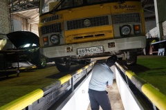            Госавтоинспекторы проверяют готовность школьных автобусов к новому учебному году.