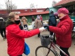 Волонтеры продолжают раздавать бесплатные маски жителям нашего района. 