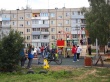 На улице Строителей, 2 торжественно открыли еще одну детскую площадку
